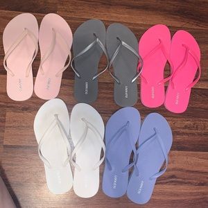 bundle of Old Navy flip flops